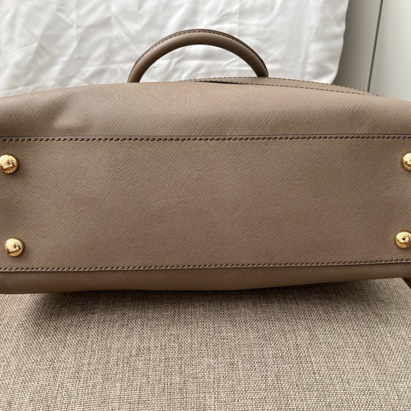 MK Large Hamilton Saffoano in taupe color. - Picture 8 of 8